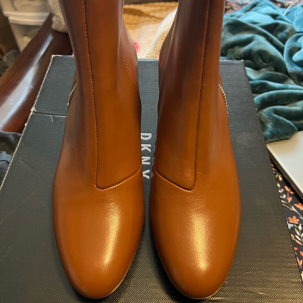 DKNY crosbi ankle booties